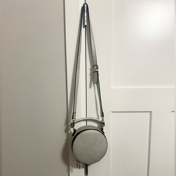 Topshop Round Sliver Crossbody Bag - Picture 5 of 13